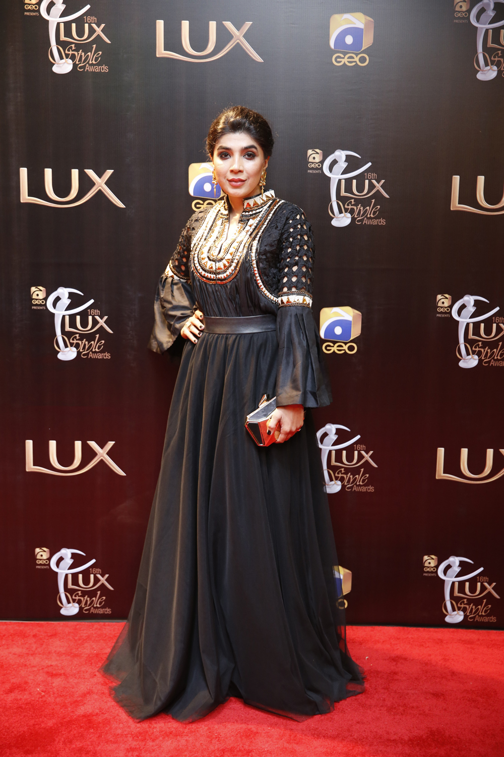 Super Hot Pakistani Divas At The 16th LUX Style Awards 2017