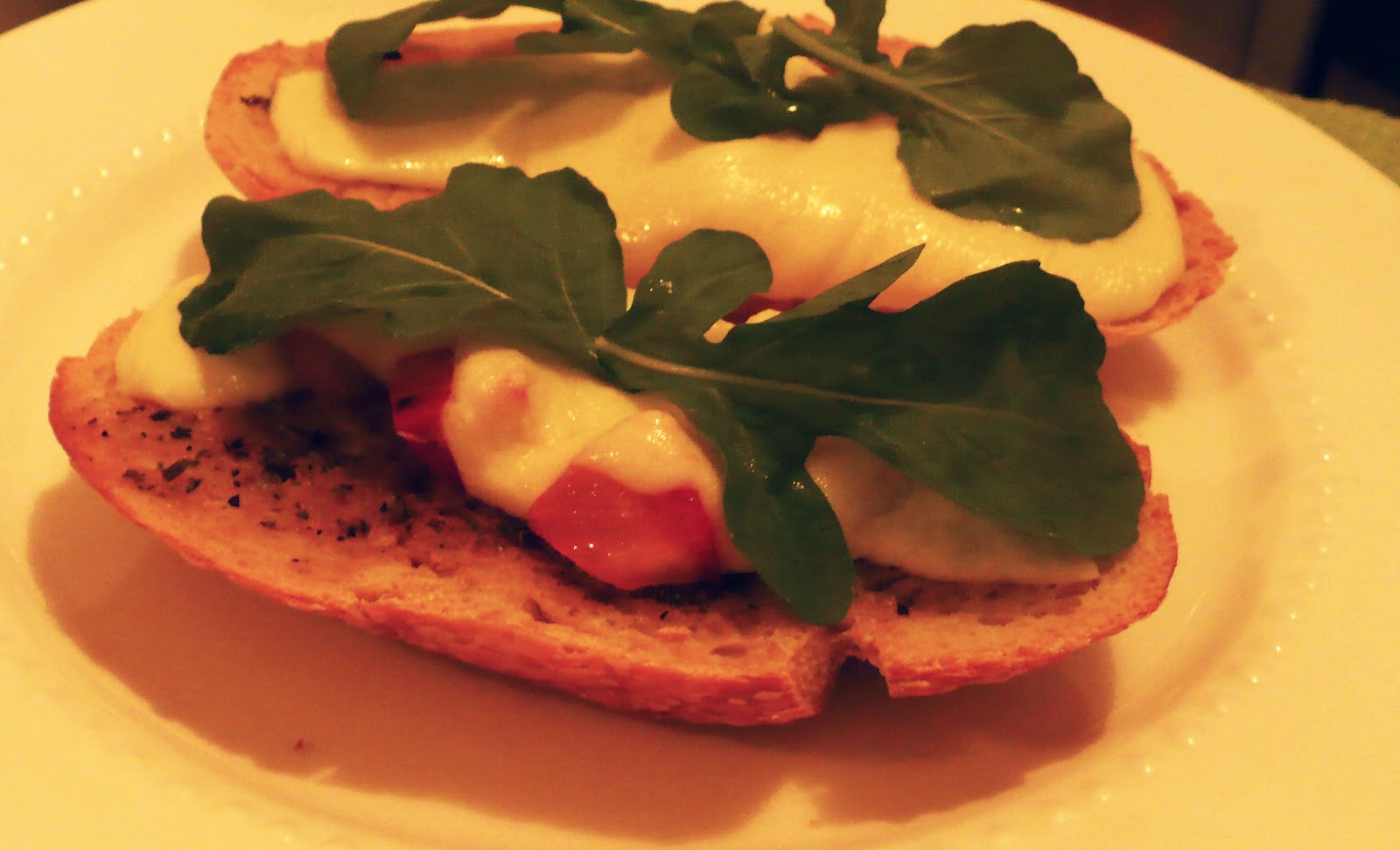 A Arte de Organizar Bruschetta de mussarela de búfala com molho de café