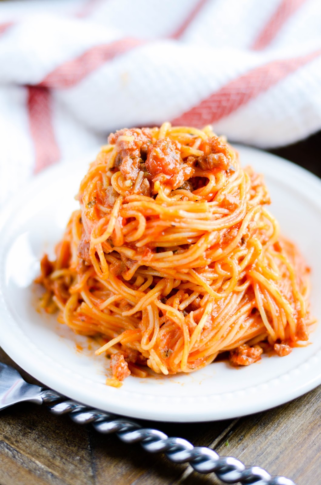 Weeknight dinner simplified: Instant Pot Spaghetti with flavorful meat sauce – a one-pot meal for busy families.