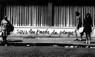 Otra pintada. Bajo los pavés, la playa. Otra pintada. Bajo los pavés, la playa.