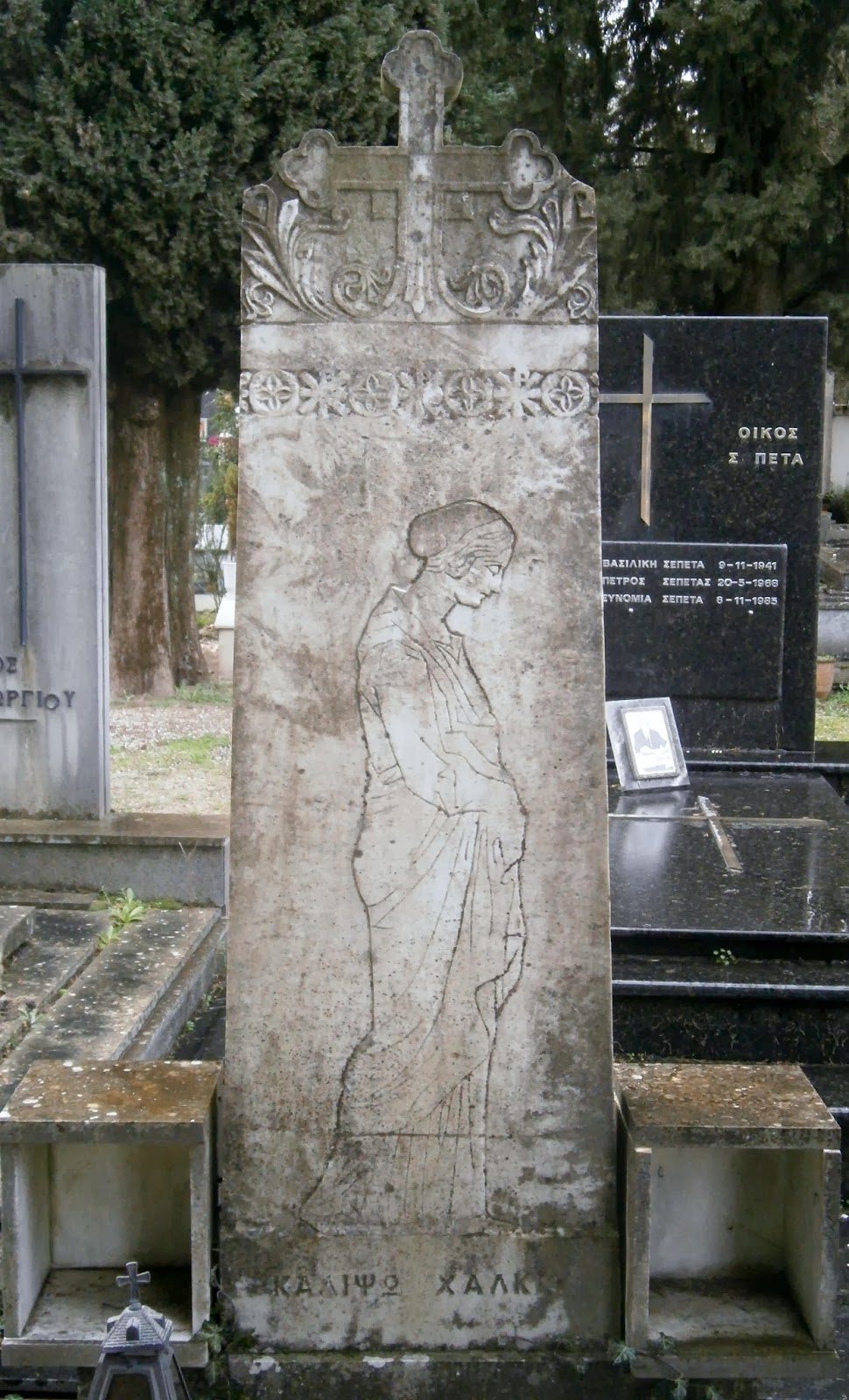 το μνημείο της Καλιψούς Χαλκιά στο Α΄ Δημοτικό Νεκροταφείο Ιωαννίνων