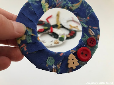How to make mini fabric wreath decorations