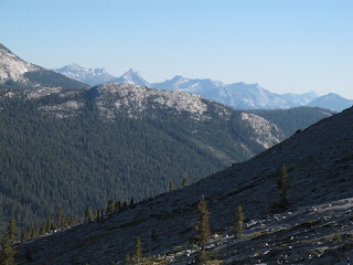 Blick hinunter über Virginia Canyon, dahinter die Cathedral Range