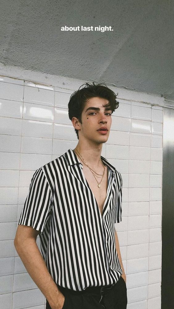 look masculino com camisa listrada tendencia verão 2019