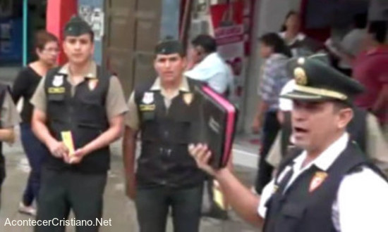Policías de Perú predican en las calles el Evangelio de Jesucristo Policías peruanos predican en las calles