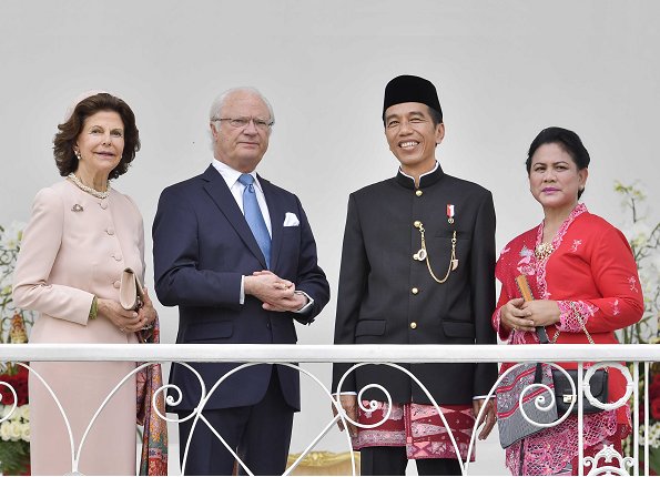 King Carl Gustav and Queen Silvia of Sweden met with Indonesian President Joko Widodo and his wife Iriana in Bogor, Indonesia