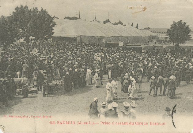 La foule à l'entrée du chapiteau du cirque Barnum & Bailey,  Saumur 1902