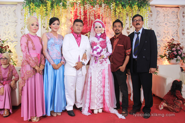 Foto Liputan Pernikahan Tyas & Joko | Bag.9 - Pose Foto Keluarga & Kerabat 3 Pada Resepsi Pernikahan Tyas & joko 10 Juli 2016 | Klikmg.com Fotografer Pernikahan Purwokerto Foto Liputan Pernikahan Tyas & Joko | Bag.9 - Pose Foto Keluarga & Kerabat 3 Pada Resepsi Pernikahan Tyas & joko 10 Juli 2016 | Klikmg.com Fotografer Pernikahan Purwokerto