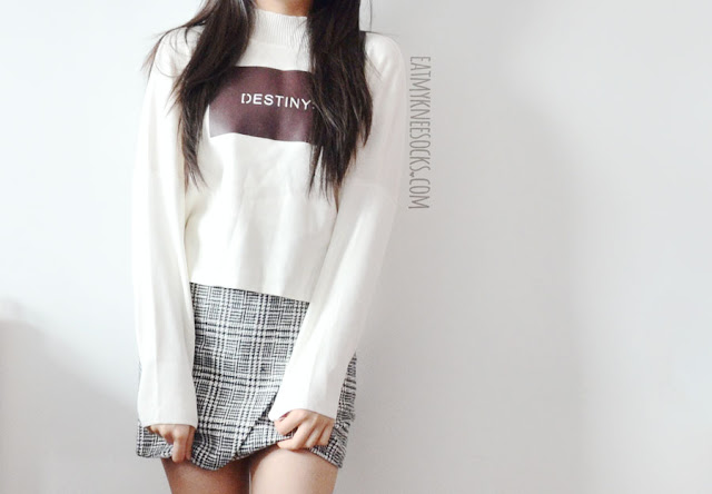 SheIn Fashion Review: Printed Sweater, Houndstooth Skirt, + Tweed Coat A cute-chic ulzzang-inspired monochrome autumn/winter outfit, featuring SheIn's printed mock-neck dip hem "Destiny" sweater and asymmetric houndstooth gridded skirt.