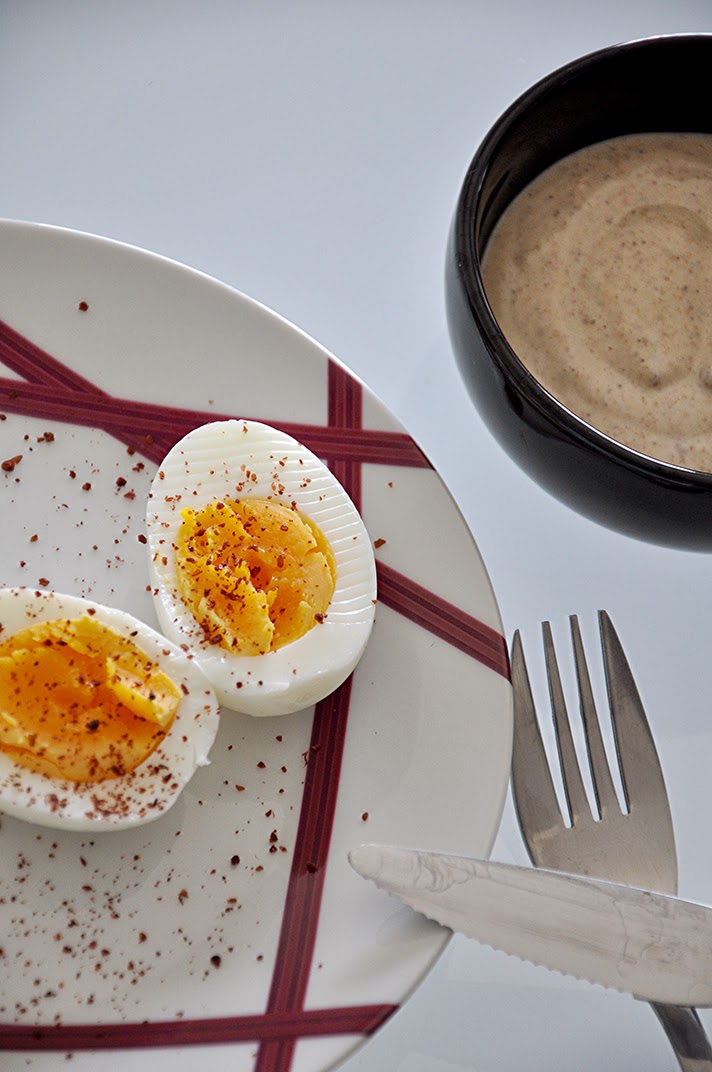 Tasty Guilty Pleasures Brunch Oeufs mollets au sumac et sauce yaourt