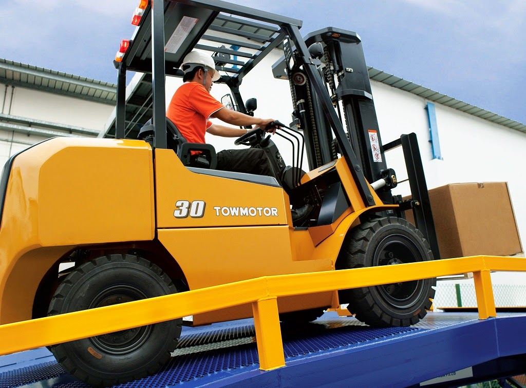 Xe nâng Diesel Towmotor xe nang diesel towmotor