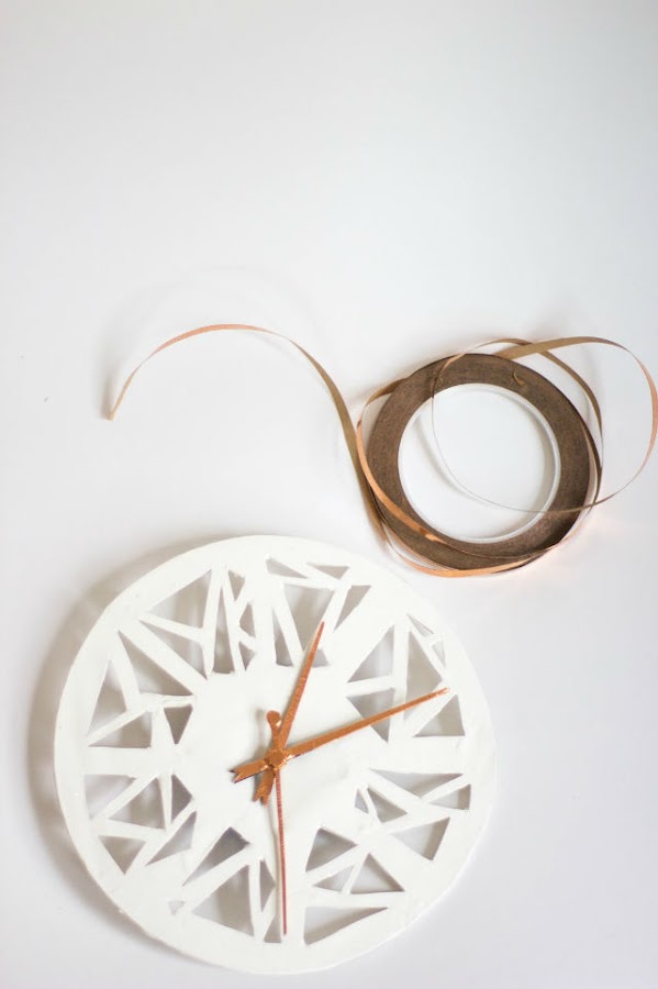 reloj geométrico diy con arcilla y cinta de cobre