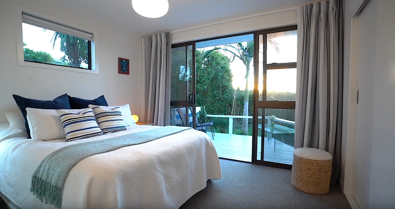 9 Photos vs. 29 Matapana Road, Palm Beach, Auckland Home Interior Design Tour