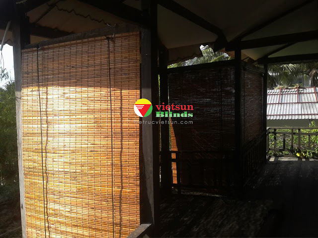 Tấm mành tre sau khi đã hoàn chỉnh có thiết kế đẹp mắt. Tấm mành tre sau khi đã hoàn chỉnh có thiết kế đẹp mắt.