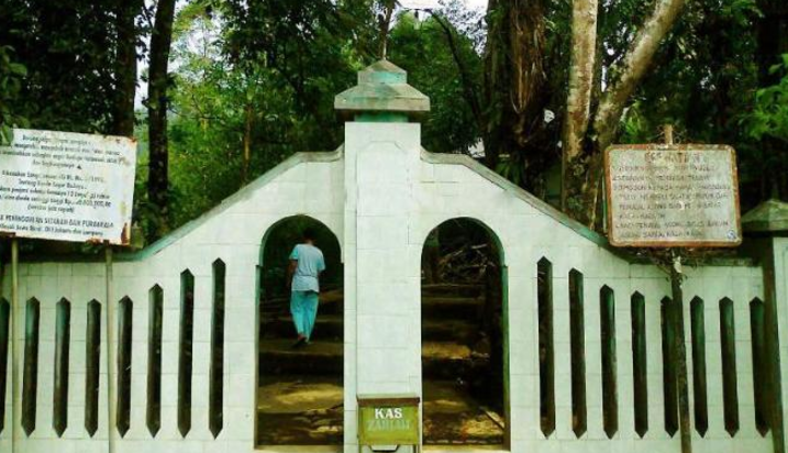 Petilasan Makam Godog Di Garut | Sewa Villa di garut, Darajat pass
