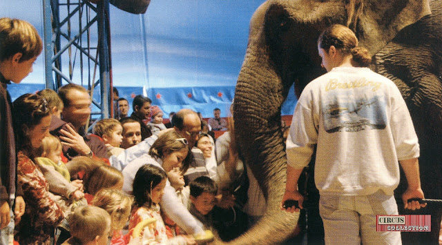 un éléphant la trompe dans le public pendant les répétitions de dressage public