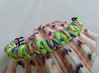 http://auratreasury.blogspot.ca/2015/11/diy-how-to-make-paracord-bracelet-ankle_11.html