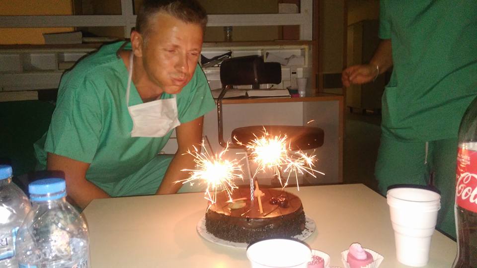  /></p>
<p><strong>-Η Καστοριά έχει αρκετά κρούσματα, μέχρι στιγμής. Το Γενικό Νοσοκομείο της ασφυκτιά. Πώς κυλά η καθημερινότητα εκεί; Η ανησυχία είναι έντονη;</strong></p>
<p>«Στην πόλη υπάρχει έντονη ανησυχία, ίσως περισσότερη από όση σε άλλα μέρη της Ελλάδας. Ο κόσμος έχει, έτσι, ανταποκριθεί περισσότερο, κυρίως επειδή βλέπει δίπλα του τα κρούσματα. Στην αρχή υπήρχε ολιγωρία, η οποία, όμως, δεν ξέρω πού οφειλόταν. Ο ιός μεταδόθηκε στον τόπο μας από Καστοριανούς, που είχαν επιστρέψει από το Μιλάνο, από μία έκθεση γούνας και εξαπλώθηκε μέσα στη μικρή πόλη (σ.σ. κοντά στους 15.000 κατοίκους) της Καστοριάς. Το Γενικό Νοσοκομείο Καστοριάς λειτουργεί, τώρα, χωρίς τα εξωτερικά ιατρεία, πολλοί είναι σε καραντίνα.</p>
<p>Υποβλήθηκα και εγώ σε τεστ, το δείγμα μου βγήκε αρνητικό, αλλά ενός συναδέλφου μου θετικό. Ο κόσμος φοβάται, δεν έρχεται στο νοσοκομείο».</p>
<p><strong>-Στο επάγγελμά σας, όπως και σε άλλα, απαιτείται φυσική παρουσία στον χώρο εργασίας. Τι έχει αλλάξει στον τρόπο, με τον οποίο δουλεύετε;</strong></p>
<p>«Οι εγκυμονούσες έχουν σταματήσει να έρχονται στα τακτικά ραντεβού (σ.σ. μία φορά τον μήνα) και πλέον τις ενημερώνουμε μέσω τηλεφώνου. Αν είναι κοντά στις ημέρες, που θα γεννήσουν, πράγμα το οποίο δεν… αναβάλλεται, τις προτρέπουμε να επισκεφθούν όμορα νοσοκομεία. Πάντως, οι γιατροί και οι μαίες, λαμβάνουμε όλα τα προστατευτικά μέτρα. Βέβαια, σχετικά με τις εγκυμονούσες, το άγχος στο οικείο τους περιβάλλον, είναι μεγάλο. Ευτυχώς, αυτόν τον καιρό, οι εγκυμονούσες γυναίκες, που παρακολουθούμε, δεν είναι πολλές».</p>
<p><strong>-Σήμερα (15/03) κατέληξε και ο 53χρονος, το τέταρτο θύμα του κορονοϊού στην Ελλάδα. Εργαζόταν στο νοσοκομείο Καστοριάς και καταγόταν από την περιοχή. Τον γνωρίζατε; Είχε ιστορικό;</strong></p>
<p>«Ναι, τον γνώριζα, είχε καρδιολογικά προβλήματα. Επιβεβαιώνεται, συνεχώς, πως ο ιός οδηγεί, πιθανότατα, ευπαθείς ομάδες στον θάνατο…».</p>
<p><strong>-Η επιστήμη απαιτεί αποδείξεις και στις θεωρίες συνωμοσίας, τις περισσότερες φορές, δεν υπάρχουν. Είναι πολλά τα σενάρια, που έχουν αναπτυχθεί για τον ιό. Πιστεύετε κάποιο από αυτά;</strong></p>
<p>«Πάντως, αυτό με την νυχτερίδα σίγουρα δεν το πιστεύω. Αν ήταν έτσι, τότε οι Κινέζοι και οι γειτονικοί τους λαοί, θα είχαν… εξαφανιστεί, αφού από την αρχαιότητα καταναλώνουν τέτοιες τροφές.</p>
<p>Ωστόσο, δεν πιστεύω ούτε τις θεωρίες συνωμοσίας, μολονότι θεωρώ πως είμαστε υποχείρια δέκα ατόμων σε όλον τον πλανήτη, τουλάχιστον μέχρι να αποδειχθεί κάτι.</p>
<p>Η κοινωνία μας χειροτερεύει, οι άνθρωποι γίνονται όλο και πιο ατομιστές. Δεν πιστεύω, όπως ήδη ανέφερα, τις θεωρίες συνωμοσίας, όμως μπορεί και να μην θέλω να τις πιστέψω. Ας ελπίσουμε πως το καλοκαίρι θα λήξει, σε σημαντικό βαθμό, αυτή η περιπέτεια».</p>
<p>Πηγή: <strong><a href=