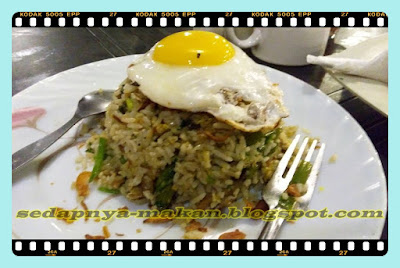 Nasi goreng kampung telur mata