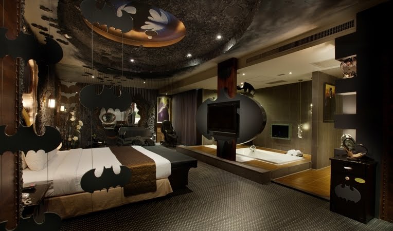 Berita Boring Yang Merangsang Bilik Tidur Batman Termasuklah Tekstur Dinding Seakan Di Dalam Gua Kereta Batman Dan Logo Yang Berwarna Hitam Kuning Boleh Dilihat Seluruh Sudut Bilik Tersebut