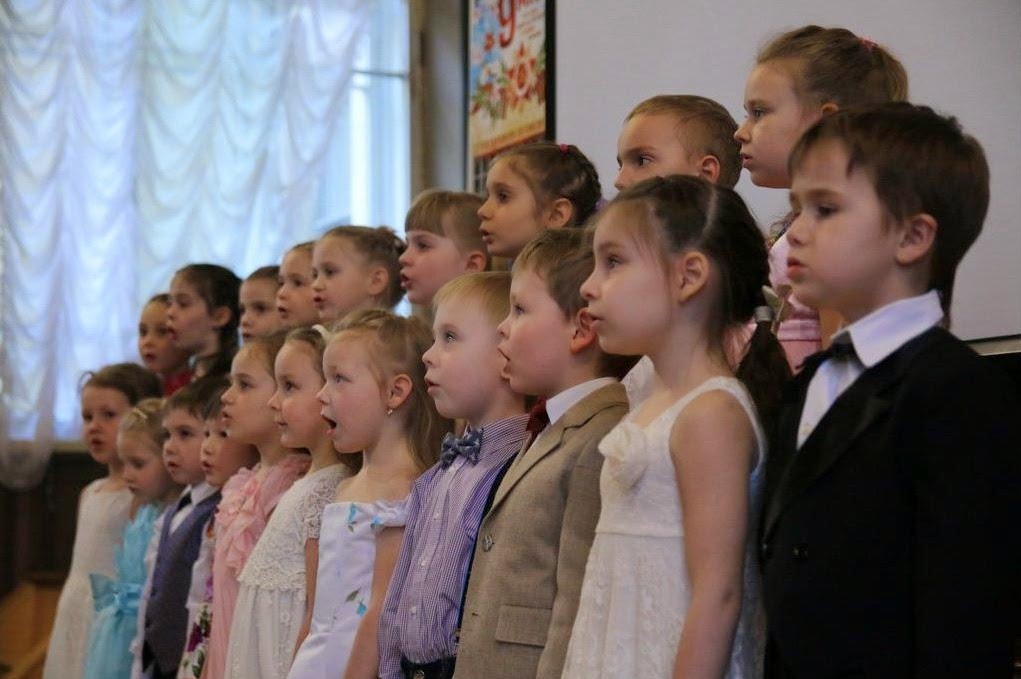 Детская хоровая студия веснянка. Хор детей в желтом платье. Хор солнышко косая гора тула фото. Хор солнышко. Хор солнышко.