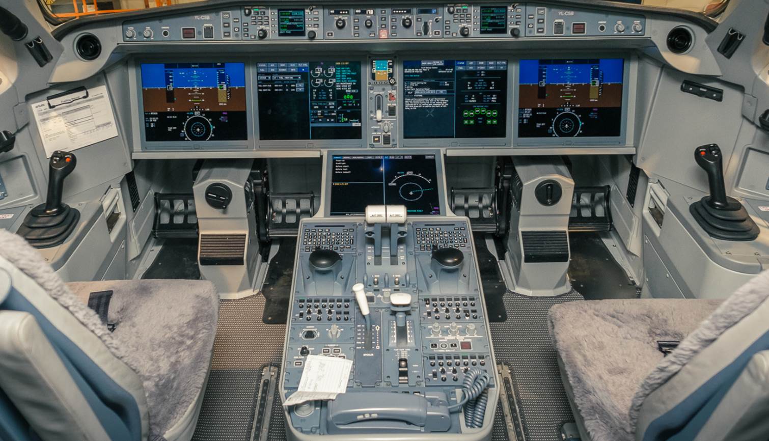 Diseño de cabinas de vuelo: botones pantallas y disposición