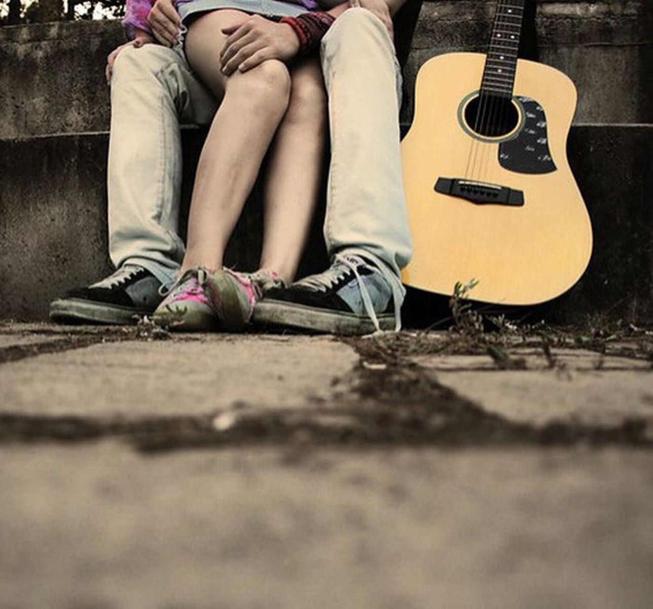 Гитара лов. Влюбленные с гитарой. Девушка с гитарой. Мужчина с гитарой. Романтик с гитарой.
