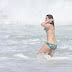 Fernanda Torres quase perde calcinha de biquíni em mergulho no mar