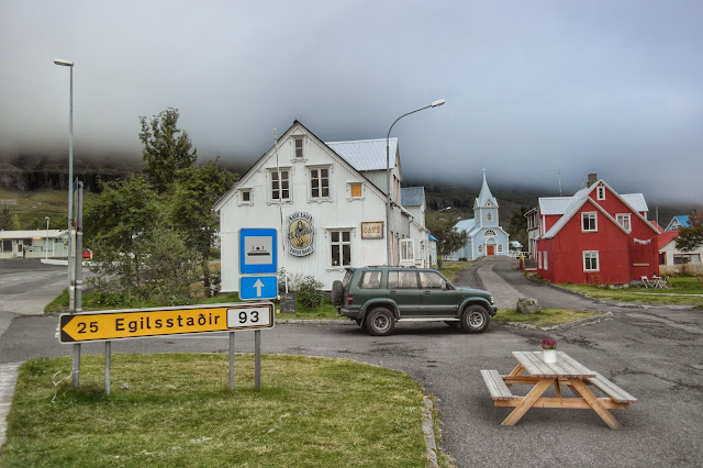 Seydisfjordur, na Islândia Casas na névoa em Seydisfjordur, na Islândia