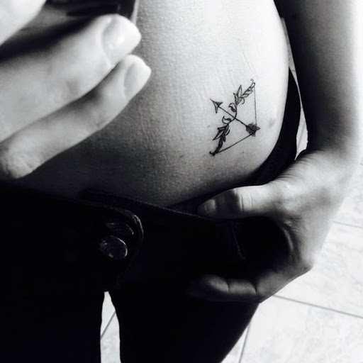 Pequeno e belo quadril tatuagem para menina