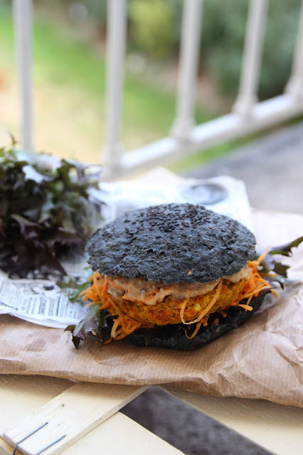 Cuillère et saladier : Black burger végétarien (galettes potimarron-lentilles corail)
