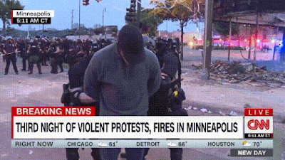 시위 현장에서 체포당하는 CNN 리포터