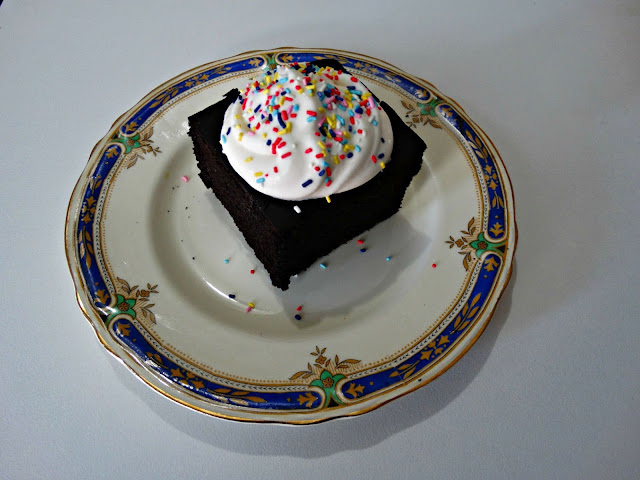 Brownie con cobertura blanca y granas de colores