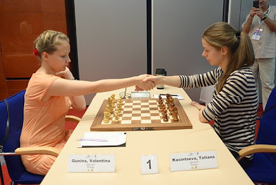 Ronde 10 : Valentina Gunina (2501) 1/2 Tatiana Kosintseva (2476) - Photo © Chess News