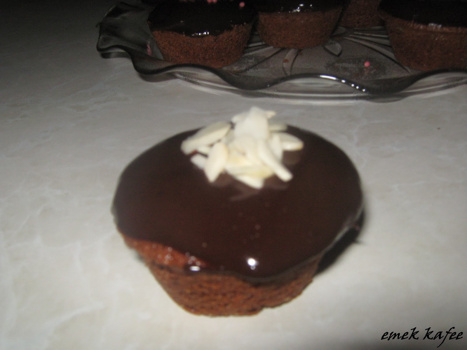 Çikolata soslu pudingli kek ve ekmekte insan kılıZeytin Dalı Blog