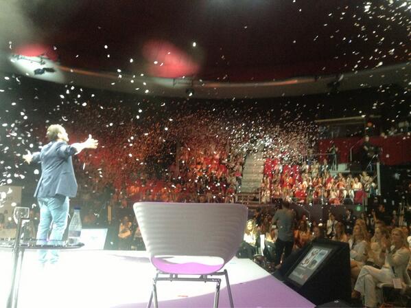 Jorge Blas en el culmen de su intervención en el Inspiration Day 2013 de Womenalia