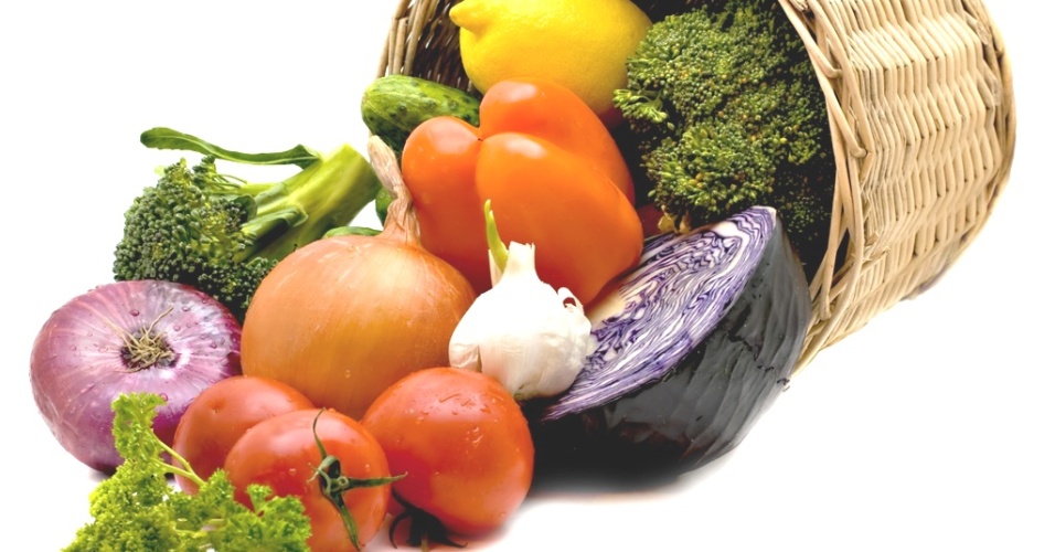 Овощи и фрукты являются источником. Корзина с овощами. Корзина с овощами и фруктами. Овощи и фрукты на белом фоне. Овощи на прозрачном фоне.