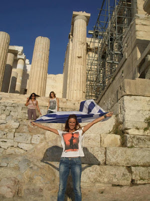 ΣΥΝΕΛΛΗΦΘΕΙ ΓΙΑΤΙ ΠΗΓΕ ΝΑ ΦΩΤΟΓΡΑΦΗΘΕΙ ΣΤΗΝ ΑΚΡΟΠΟΛΗ ΜΕ ΤΗΝ ΕΛΛΗΝΙΚΗ ΣΗΜΑΙΑ  