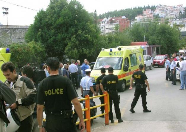 ΒΙΝΤΕΟ: ΑΣΘΕΝΟΦΟΡΟ ΠΕΡΙΜΕΝΕΙ ΝΑ ΠΕΡΑΣΕΙ ΑΠΟ ΤΟΝ ΕΛΕΓΧΟ ΤΩΝ ΛΑΘΡΟΜΕΤΑΝΑΣΤΩΝ ΓΙΑ ΝΑ ΜΕΤΑΦΕΡΕΙ ΑΣΘΕΝΗ...!!! ΒΙΝΤΕΟ: ΑΣΘΕΝΟΦΟΡΟ ΠΕΡΙΜΕΝΕΙ ΝΑ ΠΕΡΑΣΕΙ ΑΠΟ ΤΟΝ ΕΛΕΓΧΟ ΤΩΝ ΛΑΘΡΟΜΕΤΑΝΑΣΤΩΝ ΓΙΑ ΝΑ ΜΕΤΑΦΕΡΕΙ ΑΣΘΕΝΗ...!!!