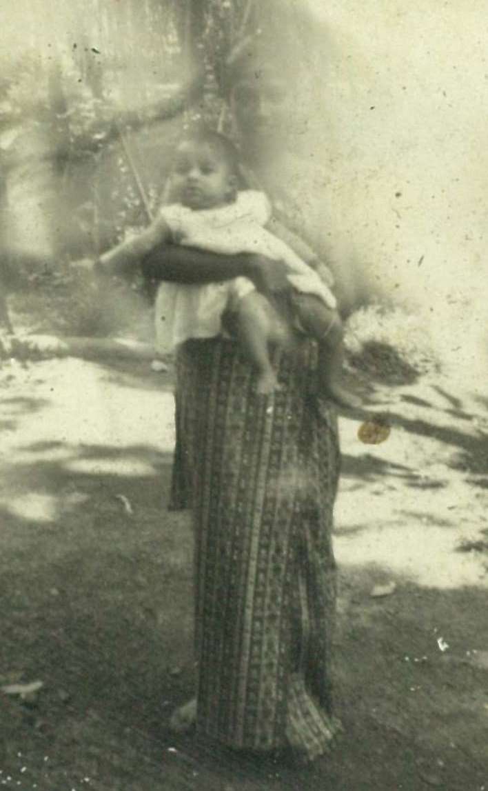 වසර පනස් පහක් පැරණි මේ ඡායාරූපය මගේ මුල් ම ඡායාරූපයයි. මගේ වයස සති කිහිපයකි. අම්මාගේ වසය අවුරුදු විසි තුනයි මාස දෙක තුනකි.