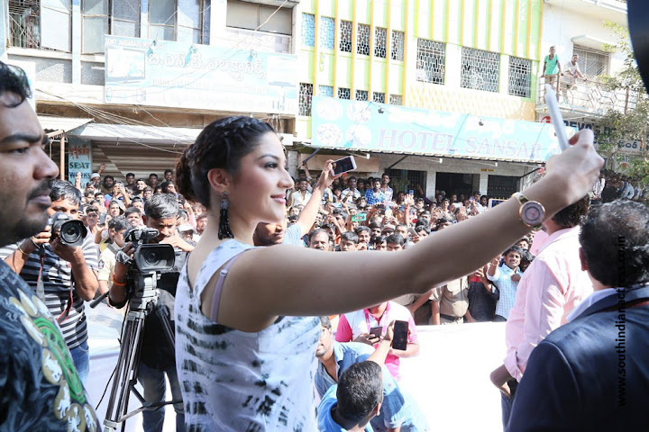 Mehreen Pirzada launches B New Mobile Store