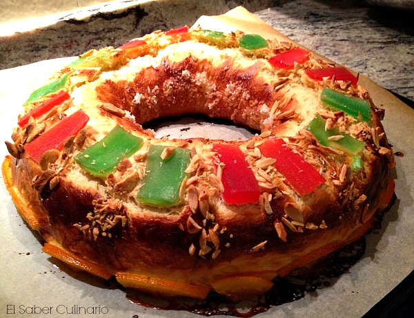 roscon de reyes con fruta escarchada