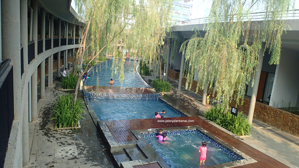 kolam renang hotel neo green savana sentul city