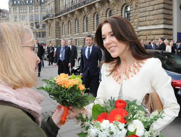 Crown Prince Frederik and Crown Princess Mary of Denmark arrives at the city hall of Hamburg, Germany, 19 May 2015. 