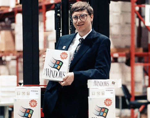 Bill Gates muestra el recientemente lanzado Windows 3.0