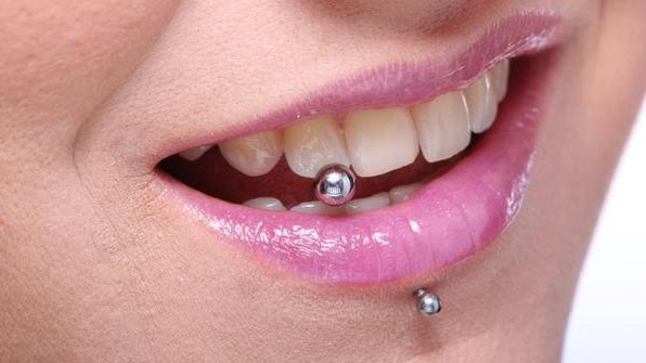 10 Cara Menghilangkan Bekas Tindikan Di Berbagai Tempat Telinga Alis Bibir Pipi Hidung Punggung Pusar