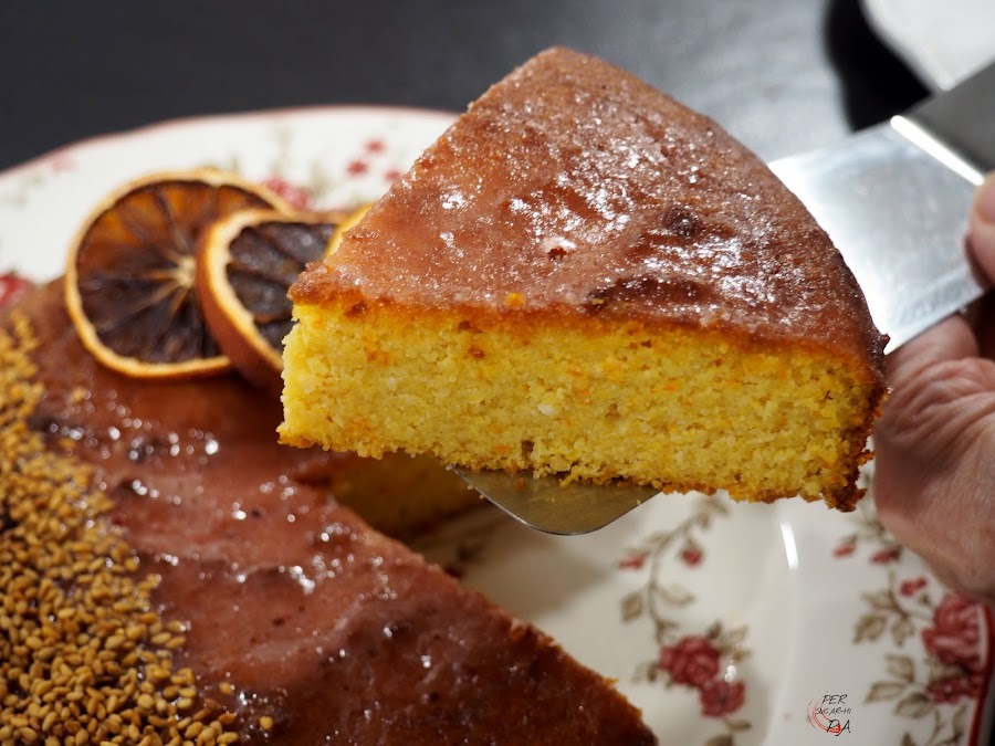 Tarta de naranja, polenta y almendras, aceite de oliva y endulzada con miel. Sin gluten y sin lácteos.