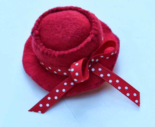 mini-red-hat-clip