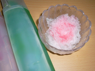 昭和のかき氷機（氷かき器）で作ったかき氷 イチゴ味