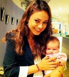 Mila Kunis e hija Foto de Mila Kunis feliz con su bebita